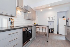 Fridge, microwave, oven, stovetop - Welcome to your home-away-from-home in Southampton! (Southampton)