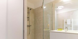 Secador de pelo, toallas