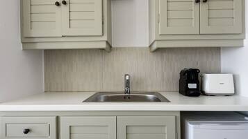 Luxury Apartment, Sea View | Private kitchen