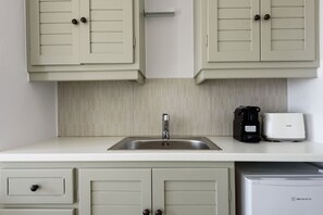 Luxury Apartment, Sea View | Private kitchen