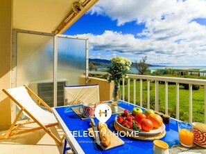 Outdoor dining - Studio facing the beach - Parking included (Le Lavandou)