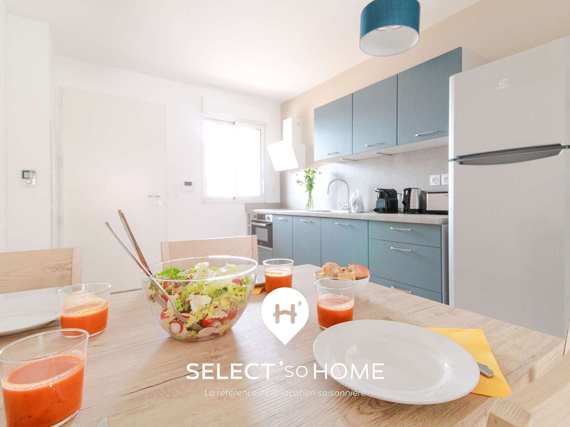 Jääkaappi, mikroaaltouuni, astianpesukone, kahvin-/teenkeitin