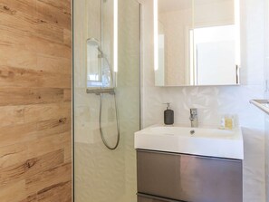 Sèche-cheveux, serviettes fournies