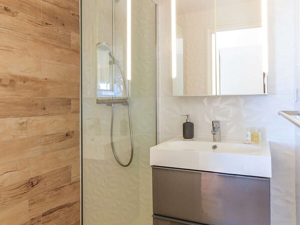 Een haardroger, handdoeken