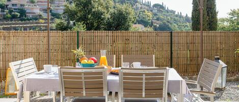 屋外ダイニングエリア