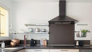 Kaffetrakter/tekoker, kjøleskap, mikrobølgeovn og ovn