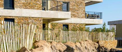 المنطقة المحيطة بالمنشأة