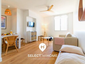 Interior - 3-Bedroom Apartment Downtown with Parking and Sea View (Le Lavandou)