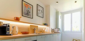 Jääkaappi, mikroaaltouuni, astianpesukone, kahvin-/teenkeitin