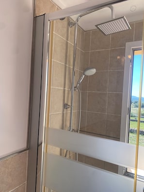 Shower, hair dryer, bidet, towels - Charming 2-bedroom villa in Santa Margalida with AC, WiFi, fitness room (Santa Margalida)
