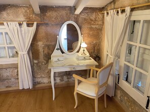 Chuveiro, secador de cabelo, bidê, toalhas de banho