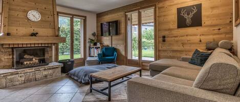 TV, caminetto, studio