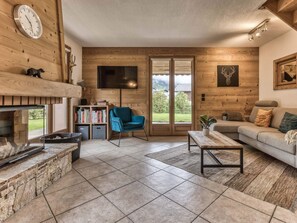 Televisie, een open haard en een kantoor