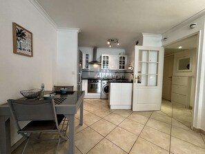 Kjøleskap, ovn og kaffetrakter/tekoker