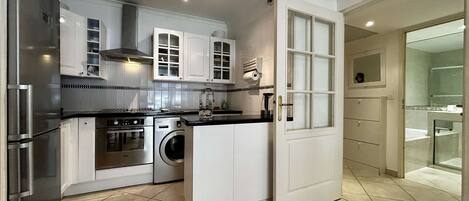 Fridge, oven, coffee/tea maker
