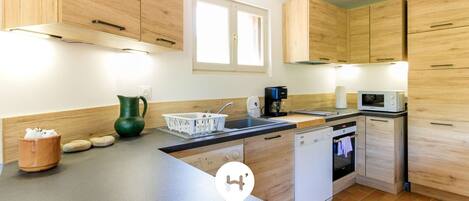 Réfrigérateur, four à micro-ondes, un four, lave-vaisselle