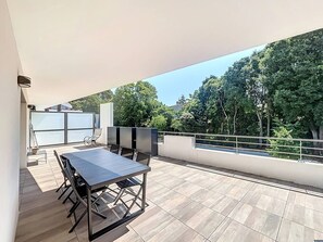 Outdoor dining - Luxury apartment with spacious terrace - Near Lecques beach (Saint-Cyr-sur-Mer)