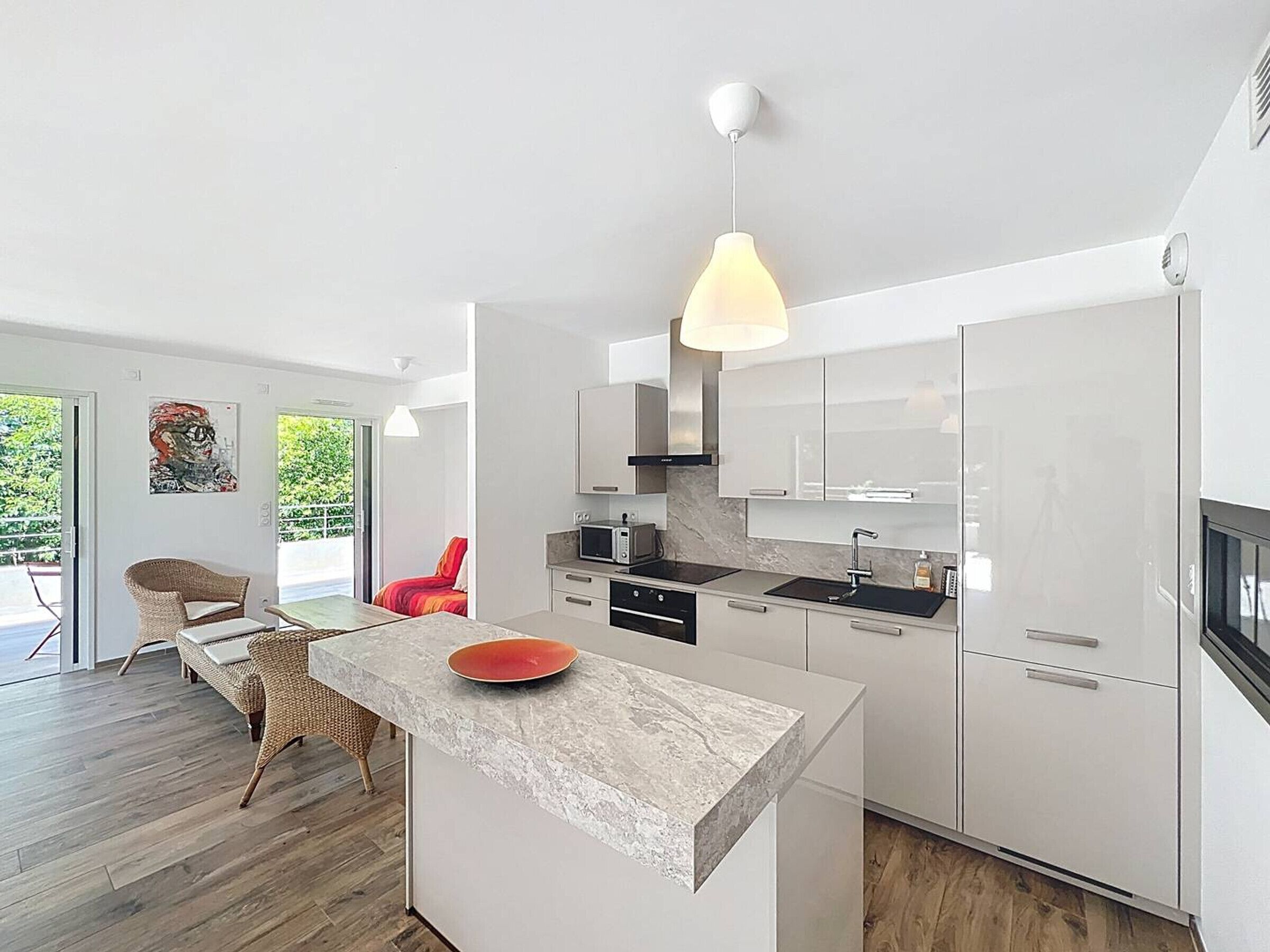 Réfrigérateur, micro-ondes, four, cafetière/bouilloire