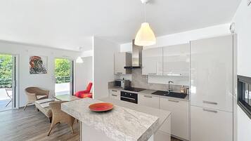 Réfrigérateur, micro-ondes, four, cafetiÚre/bouilloire