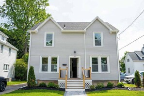 Exterior - Jefferson & Grounds 3BR Steps from HWS and Hot Tub (Geneva)