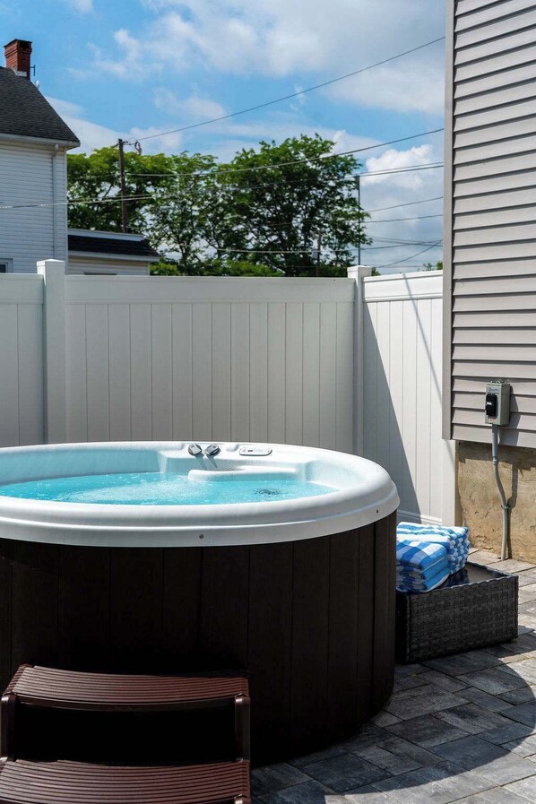 Outdoor spa tub - Jefferson & Grounds 3BR Steps from HWS and Hot Tub (Geneva)