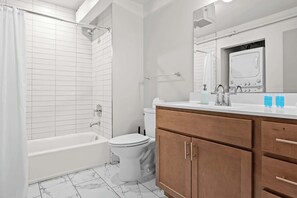 Shower, hair dryer, towels - Your Derby Stay – Cozy unit near Churchill Downs! (Louisville)