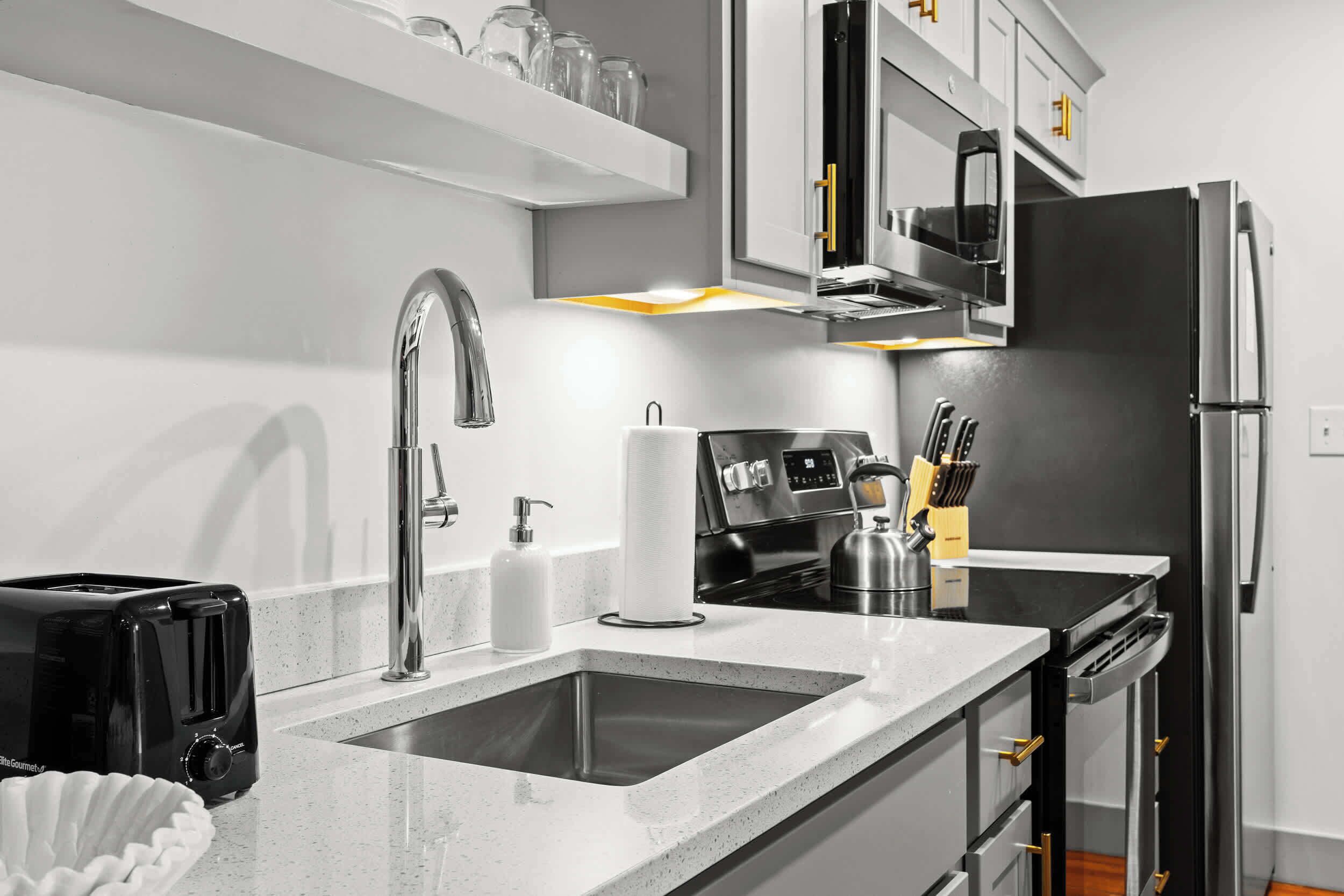 Kjøleskap, mikrobølgeovn, ovn og kokeplater