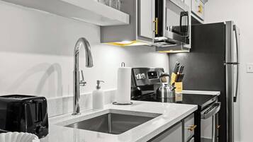 Kjøleskap, mikrobølgeovn, ovn og kokeplater