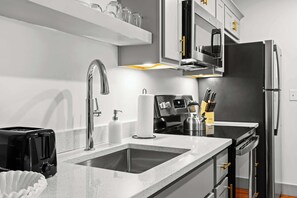 Refrigerador, microondas, horno, placa de cocina