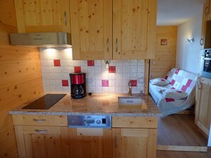 Kylskåp, mikrovågsugn, ugn och diskmaskin