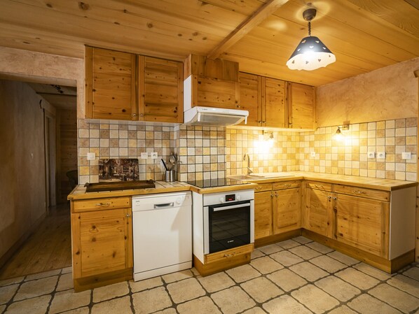 Kühlschrank, Mikrowelle, Ofen, Geschirrspüler