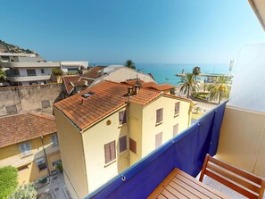 Property grounds - Renovated studio with air conditioning and wifi, top floor, sea view in Menton (Menton)