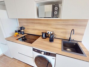 Fridge, microwave - Renovated studio with air conditioning and wifi, top floor, sea view in Menton (Menton)