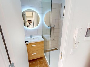 Hair dryer, towels - Renovated studio with air conditioning and wifi, top floor, sea view in Menton (Menton)