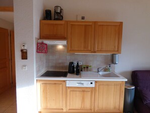 冷蔵庫、オーブン、食器洗い機、コーヒー / ティーメーカー