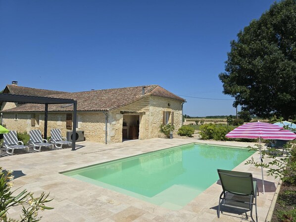 Pool - Charming stone cottage with shared pool, WiFi, near Bergerac (Lamonzie-Saint-Martin)
