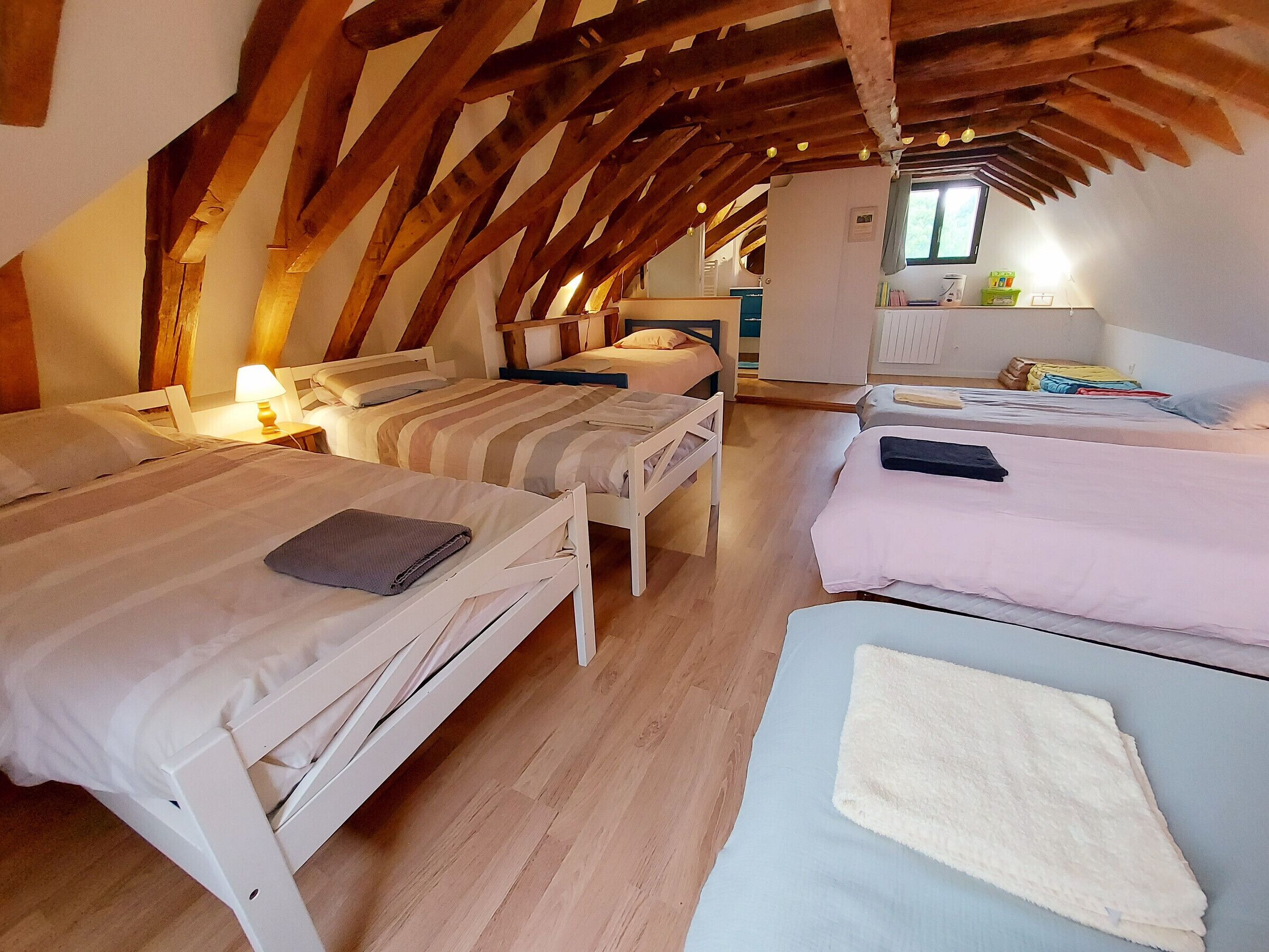5 bedrooms, free WiFi, bed sheets