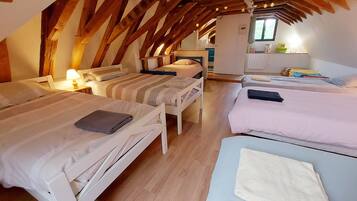 5 bedrooms, free WiFi, bed sheets