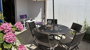 Outdoor dining - 3-room house, sleeps 5, pool & parking, near the sea (Bretignolles-sur-Mer)
