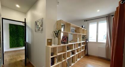 Chic & Cozy - Luxe Flat With Projector