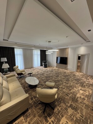 Suite ejecutiva, vista a la colina | Escritorio y wifi gratis