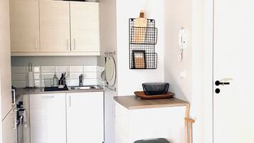 Coffee/tea maker, fridge, oven, stovetop