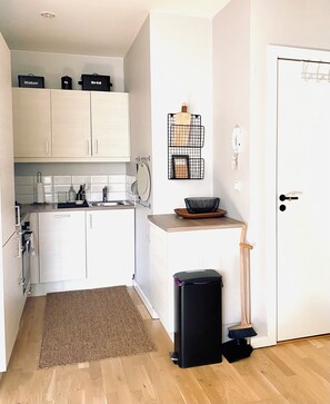 Een koelkast, een oven, een kookplaat, een vaatwasser