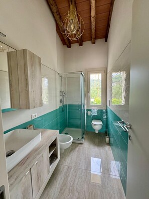 Douche, bidet, serviettes fournies
