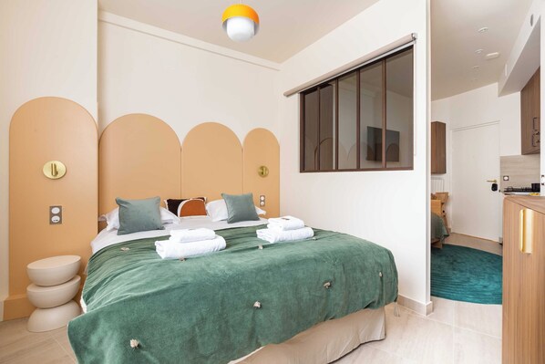 House | Laptop workspace, bed sheets