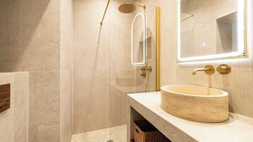 Apartment | Bathroom | Hair dryer, towels, shampoo