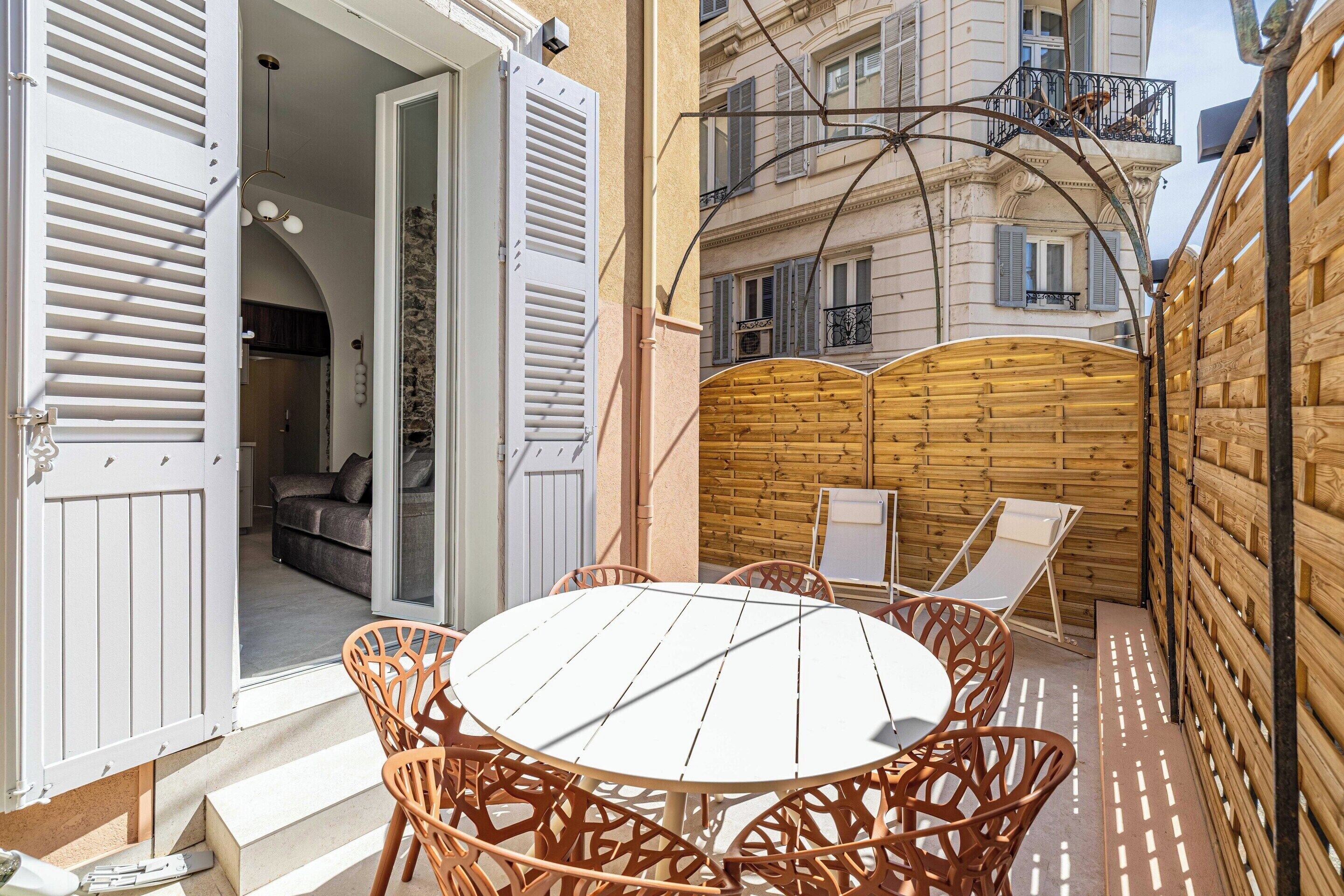 อพาร์ทเมนท์ | รับประทานอาหารกลางแจ้ง