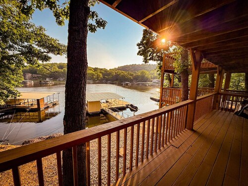 Lakefront-4BD/2BA/Dock/Grill/Decks/Firepit-12PP