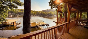 Lakefront-4BD/2BA/Dock/Grill/Decks/-12PP