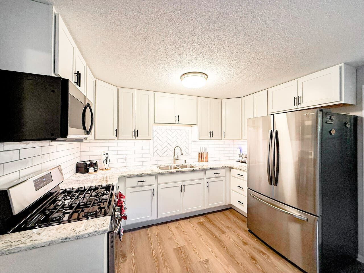 Kylskåp, mikrovågsugn, ugn och spishäll